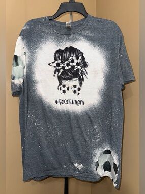 🌼#SOCCERMOM Graphic Tee - Gray with Soccer Print. Size XL.🌼